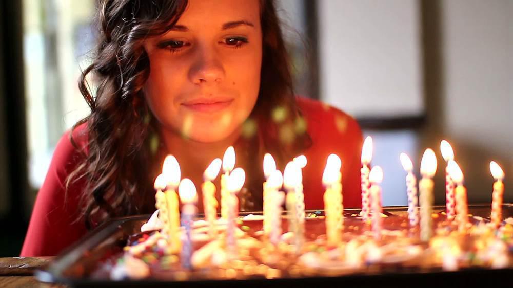 Оказывается, задувать свечи на праздничном торте нельзя: объяснение экспертов