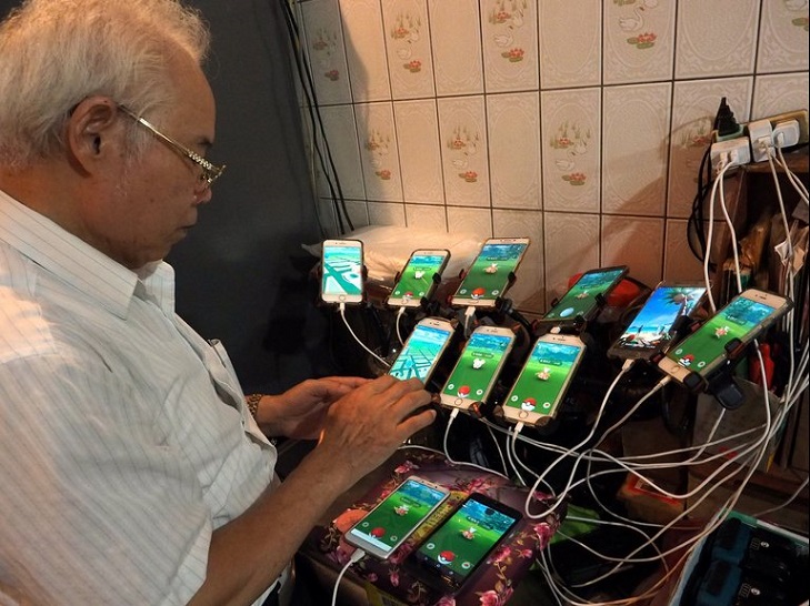 70-летний дедушка Чен Сан-юань с 11 смартфонами намерен поймать всех покемонов