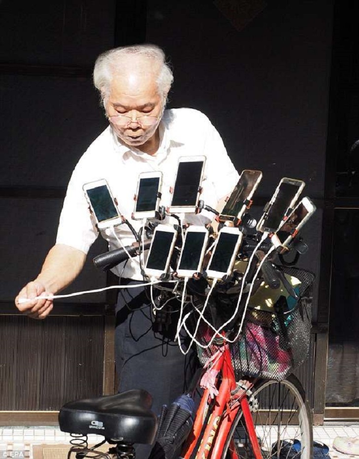 70-летний дедушка Чен Сан-юань с 11 смартфонами намерен поймать всех покемонов