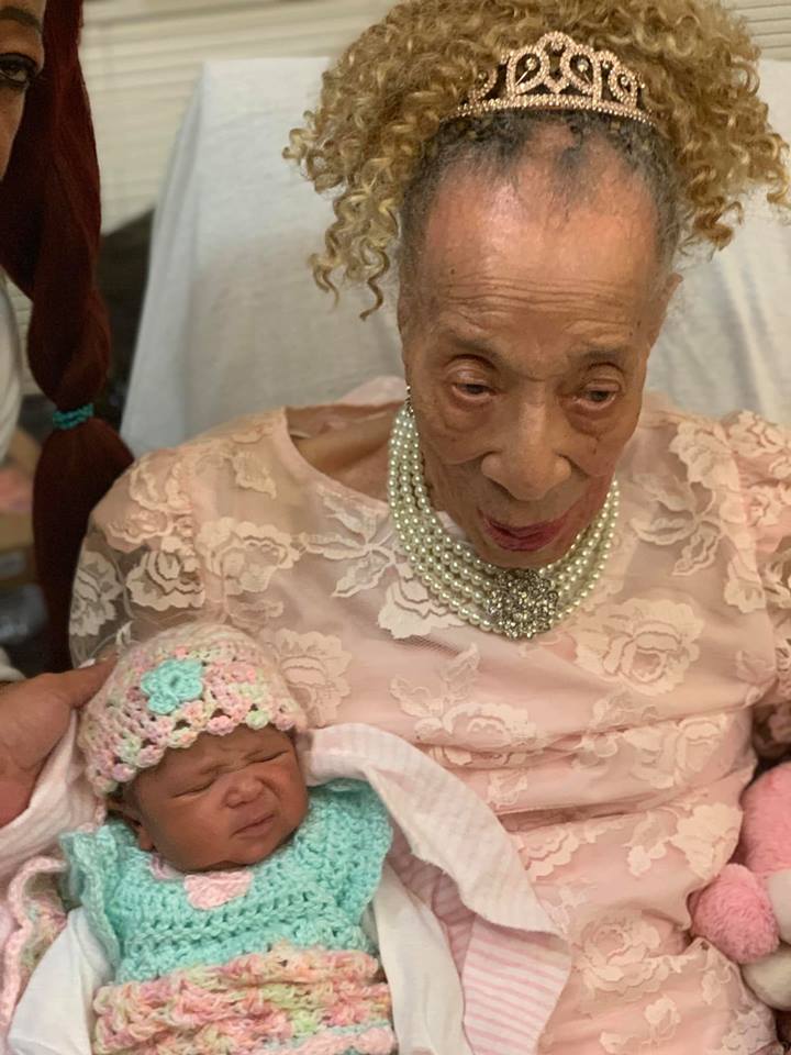 Пять поколений одной семьи собрались вместе, чтобы 105-летняя женщина впервые увидела свою пра-пра-правнучку