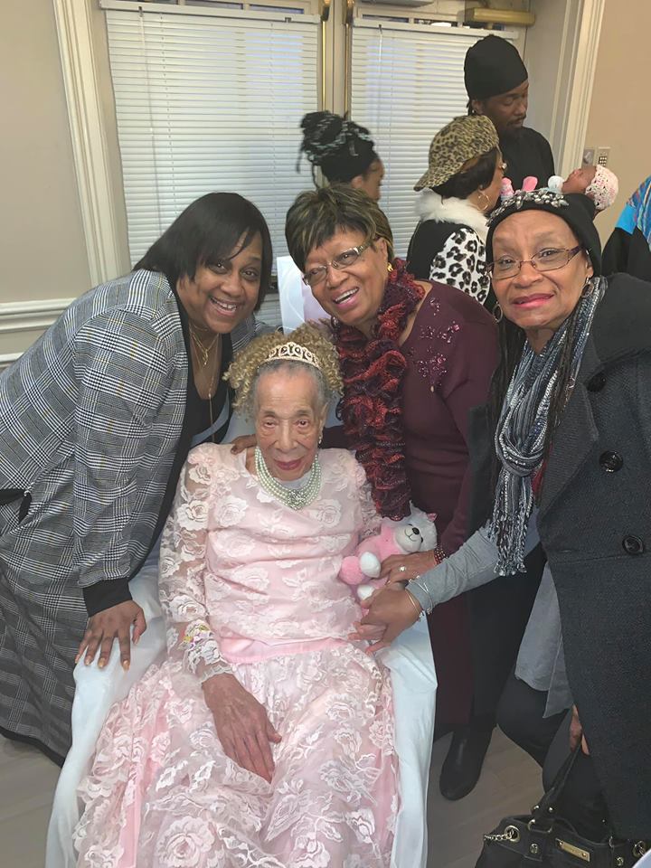 Пять поколений одной семьи собрались вместе, чтобы 105-летняя женщина впервые увидела свою пра-пра-правнучку
