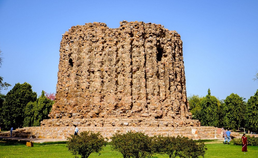 Жестокий правитель Индии заложил огромную башню в честь своей победы, но она так и осталась недостроенной