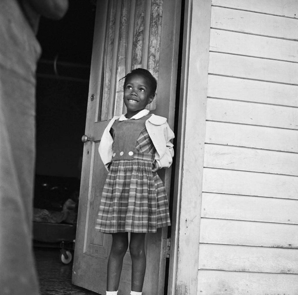 В США не всегда царила демократия: история первой афроамериканской девочки, которая посетила школу для белых, несмотря на угрозы и протесты общественности