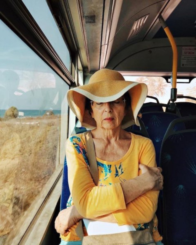 Женщина делает глубокие портреты незнакомцев в транспорте (фото)