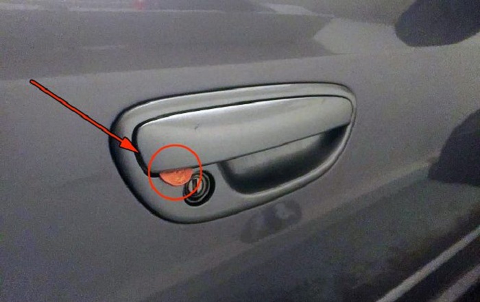 Если вы увидели в дверной ручке автомобиля монету, то лучше ее сразу же выбросить