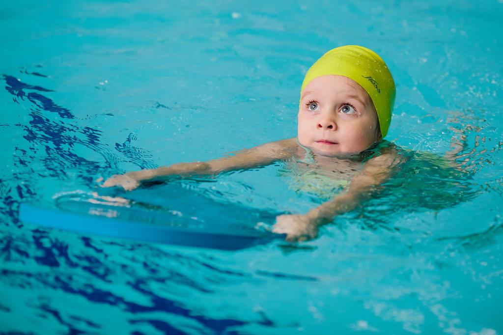 Эксперты рекомендуют заниматься плаванием с маленькими детьми с 1 года