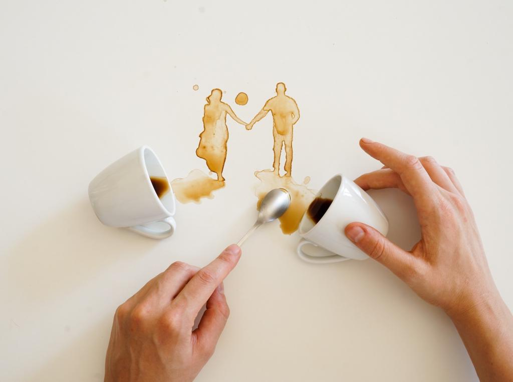 Уникальное творчество: итальянская художница Джулия Бернарделли создает рисунки из пролитого кофе