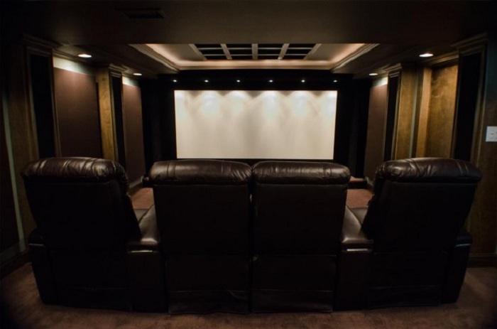 Мужчина решил сделать в своем подвале домашний кинотеатр, чтобы порадовать семью