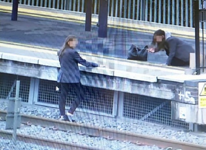 Из-за двух девушек остановили поезда. Подростки решили сделать селфи в опасном месте