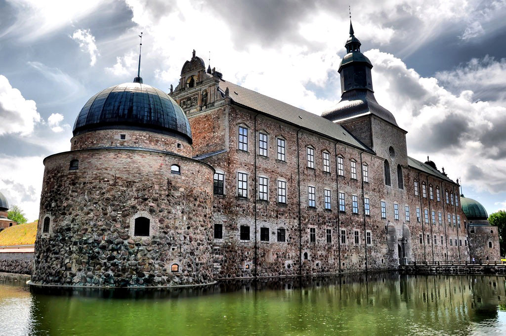 Впечатляющие замки в разных уголках мира, которые стоят прямо на воде. Описание и фото уникальных архитектурных творений