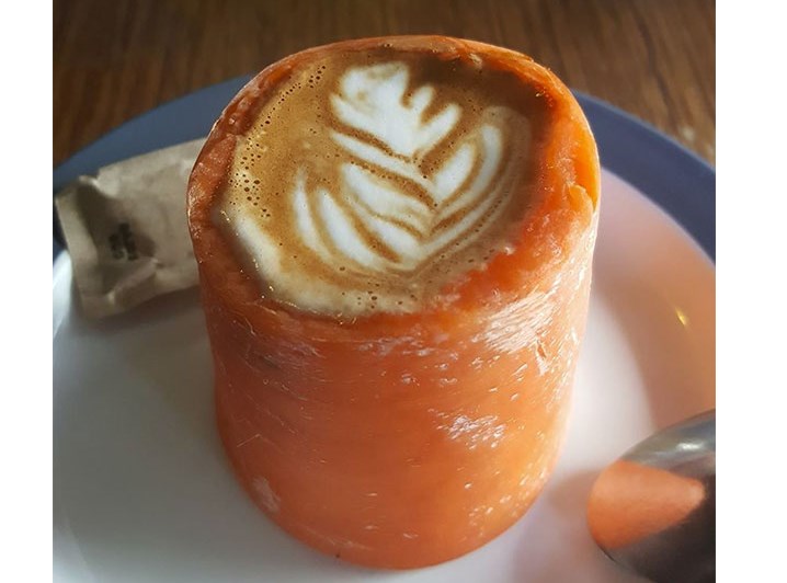 Кофе в морковке, завтрак на лопате: 10 наиболее неожиданных сервировок привычных блюд