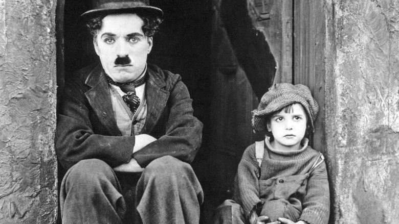 Тяжелое детство, несчастливые браки, клеветнические обвинения: трагизм и юмор в жизни Чарли Чаплина