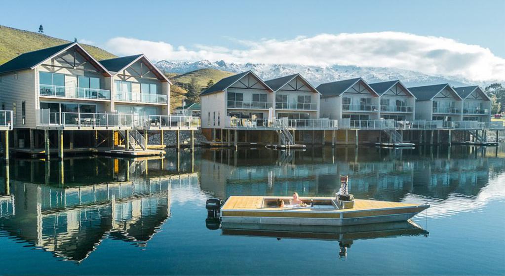 Идеальный способ расслабиться и отдохнуть: отель предлагает гостям путешествие по озеру в spa-катере
