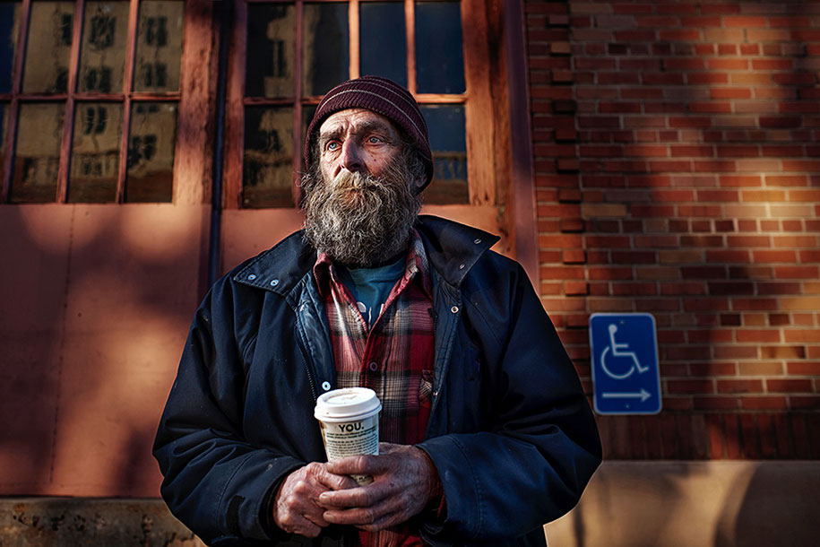 Фотограф изображает бездомных в новом свете, чтобы показать: они тоже люди