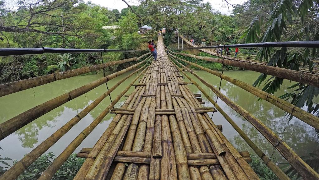 Bohol swinging bridge