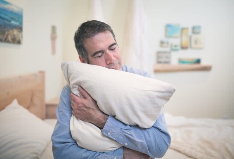 Снимает стресс и дарит бодрость: неожиданные причины, по которым полезно обнимать подушку во сне