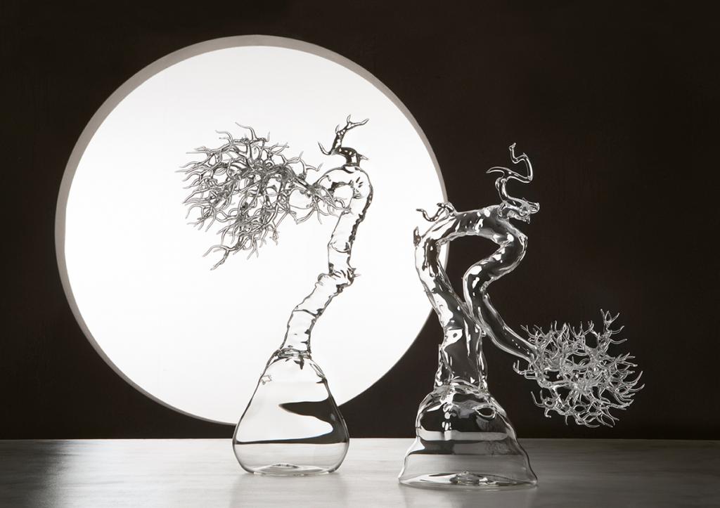 Художник "выращивает" стеклянные деревья бонсай прямо на столе (фото)