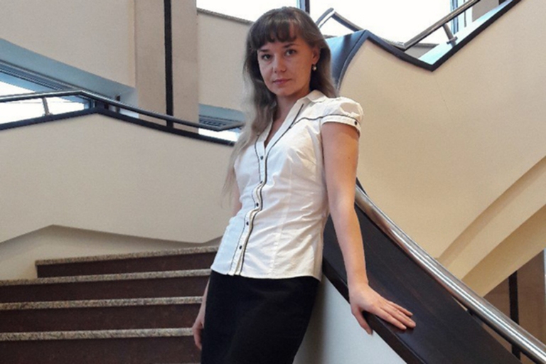 Дело учительницы из Барнаула, уволенной из-за фото в соцсетях, дошло до министров