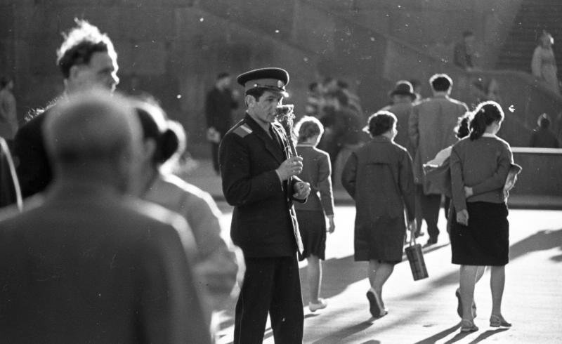Не ходить за ручку, не одеваться ярко: как выглядели свидания в эпоху СССР