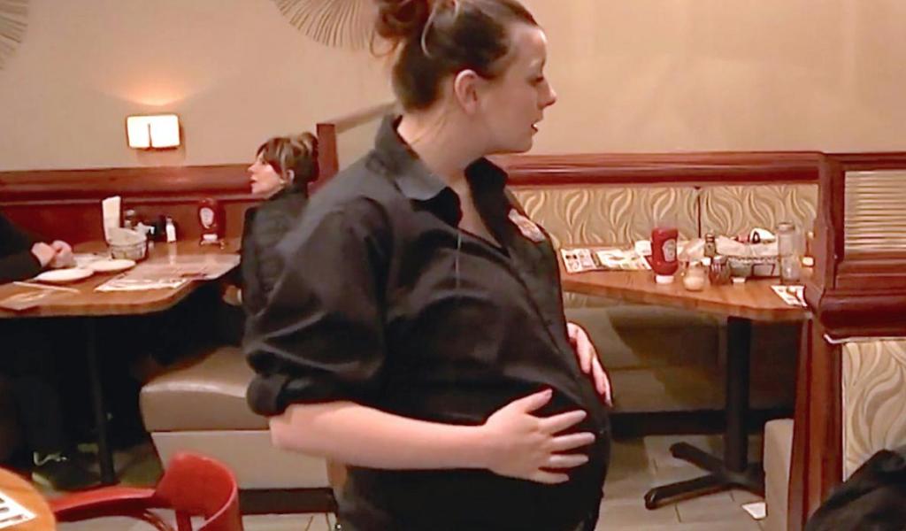 Завистливая тощая сучка подралась с беременной сестрой