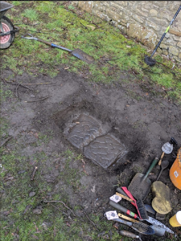 14-летний школьник обнаружил давно утерянные 1000-летние каменные плиты на территории церковного кладбища