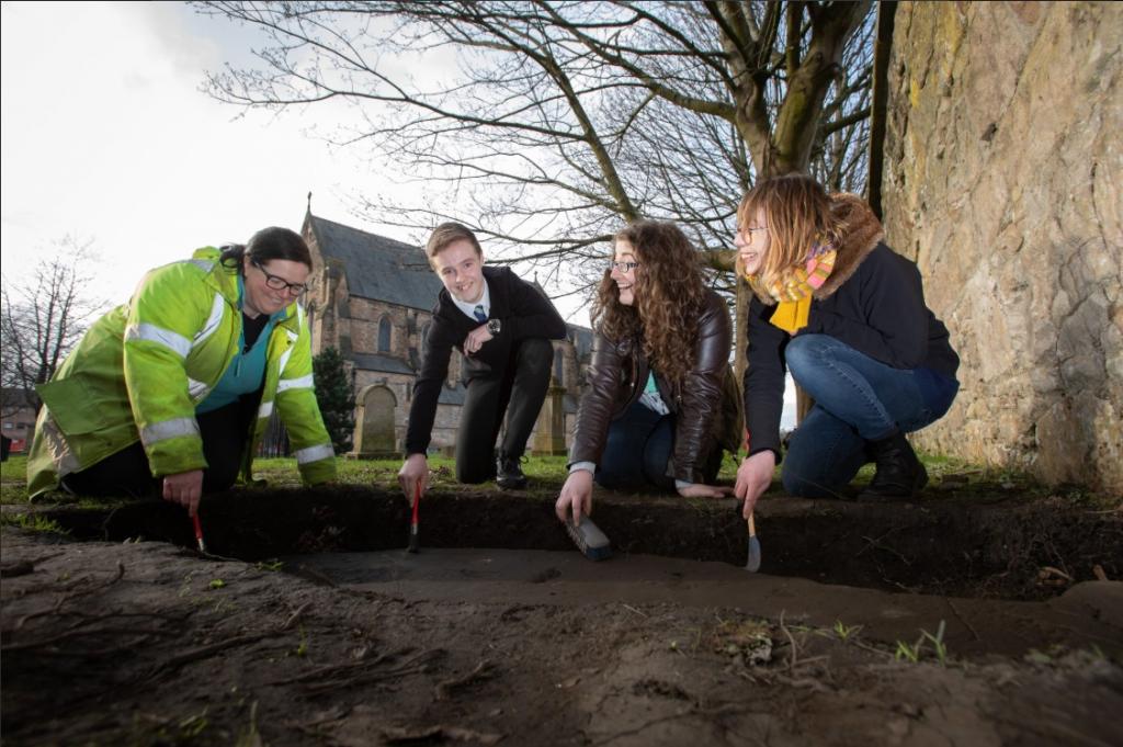 14-летний школьник обнаружил давно утерянные 1000-летние каменные плиты на территории церковного кладбища