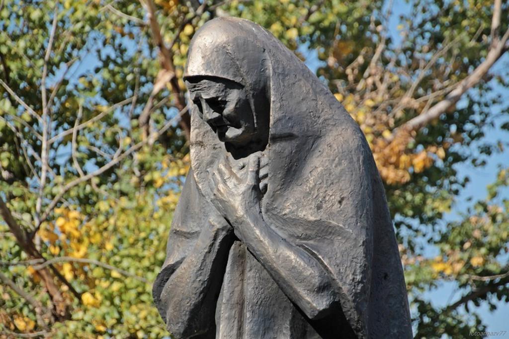 Памятник Матери, Марии Матвеевне Фроловой, отдавшей ради Победы 8 своих сыновей