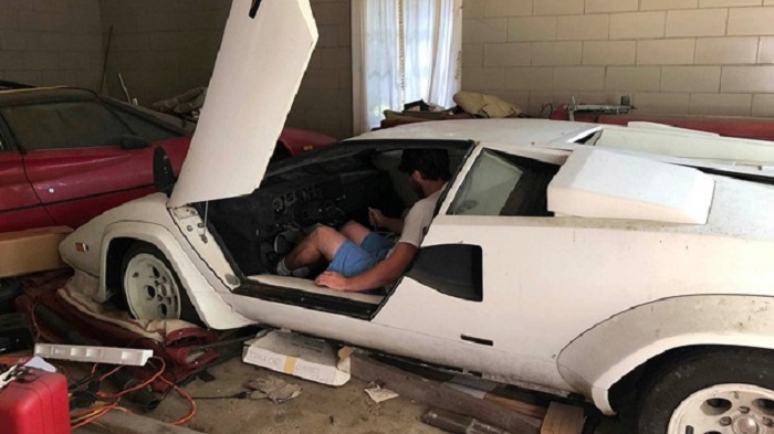 Приехал в гости к бабушке и зашел в гараж: мужчина обнаружил редкий и дорогой Lamborghini