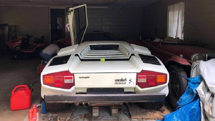 Приехал в гости к бабушке и зашел в гараж: мужчина обнаружил редкий и дорогой Lamborghini