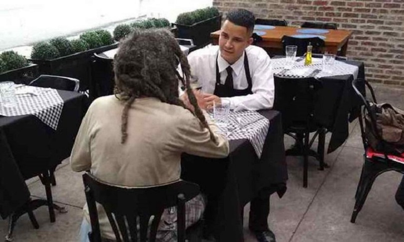 Владельцы ресторана не хотели брать деньги за обед у бездомного мужчины, но он настаивал на оплате. Специально для него работники сделали "супер-акцию"