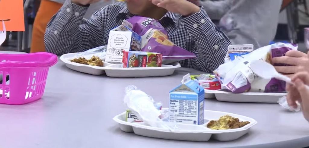 Пример для подражания: школьный округ передает неиспользованные продукты питания из школьной столовой нуждающимся детям