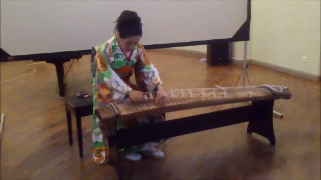 Японские музыканты боятся остаться без слоновой кости для изготовления старинного инструмента кото