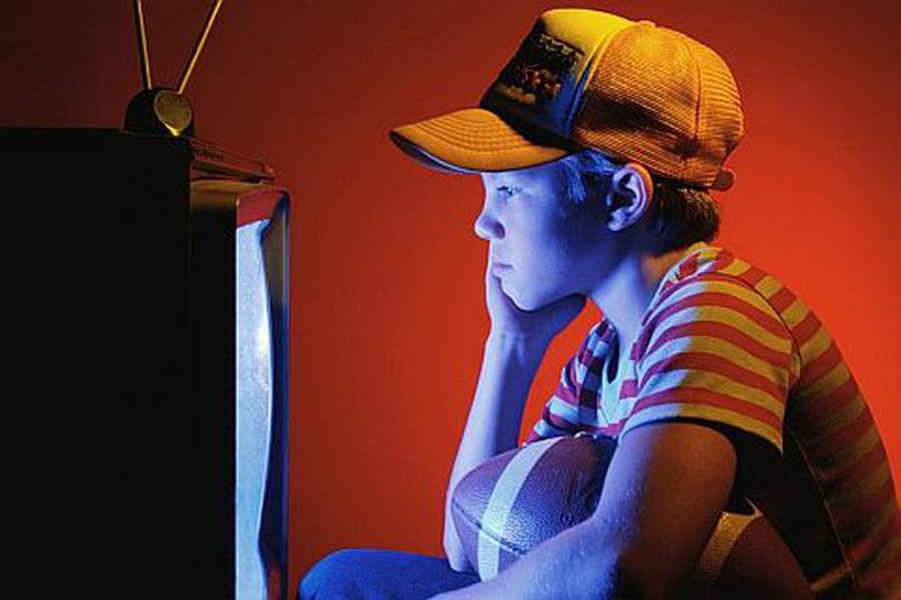 Использование гаджетов и просмотр телевизора перед сном не влияет на психическое здоровье подростков: новые выводы ученых