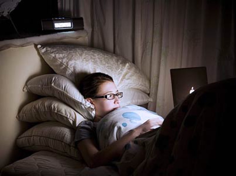 Использование гаджетов и просмотр телевизора перед сном не влияет на психическое здоровье подростков: новые выводы ученых