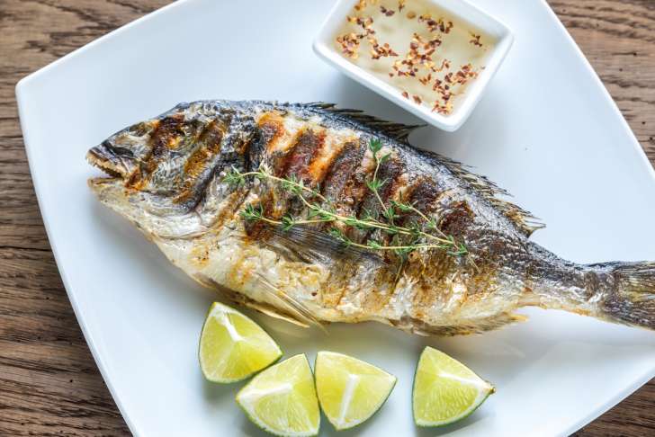 Не доедать все, что на тарелке и не переворачивать рыбу: любопытные особенности пищевого этикета разных стран