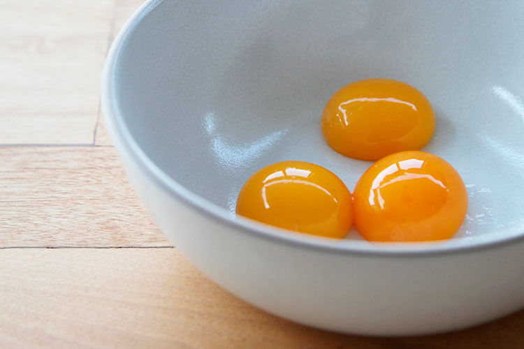 Почему яичные желтки бывают разного цвета: настоящая причина