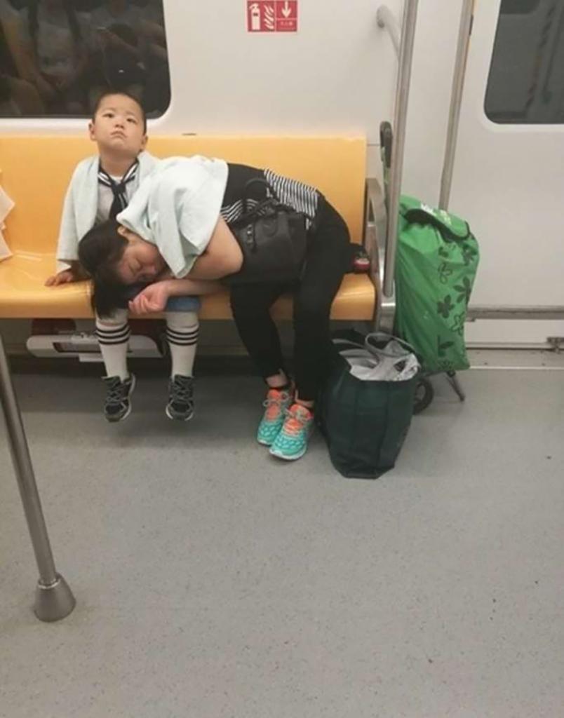 Усталая мать отдыхает на коленях заботливого сынишки (видео)