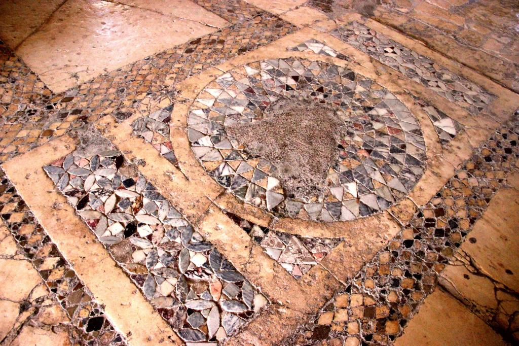 Преступная любовь к истории: британку арестовали за кражу мозаики в Помпеях