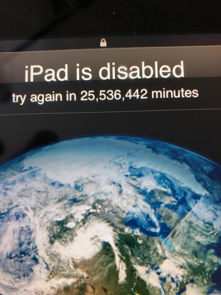 Попробуйте через 25 536 442 минуты: 3-летний мальчик заблокировал iPad отца на 49 лет