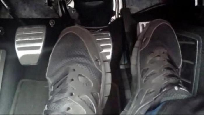 сникерсы обувь водить опасность педали машина за рулем
