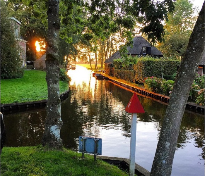 Это не иллюстрация из сказки, а реальное место на планете: живописная деревня в Голландии (фото)