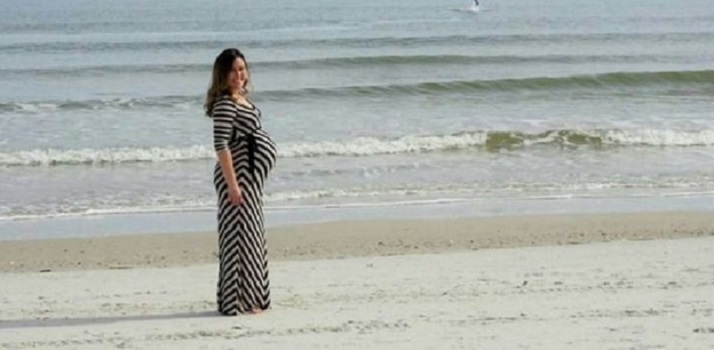 Дельфин подплыл к берегу и сделал фотосессию беременной женщины незабываемой