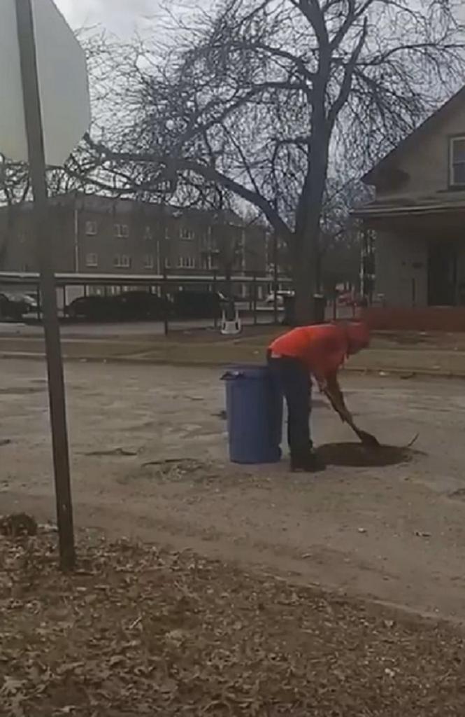 12-летний мальчик добровольно заделывает ямы на дорогах, чтобы люди меньше злились