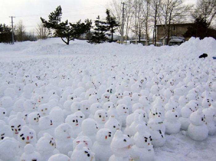 снеговик лепить фото снег зима лепка снежок холодно забавно идеи зимние забавы с детьми семейный отдых на природе зимой