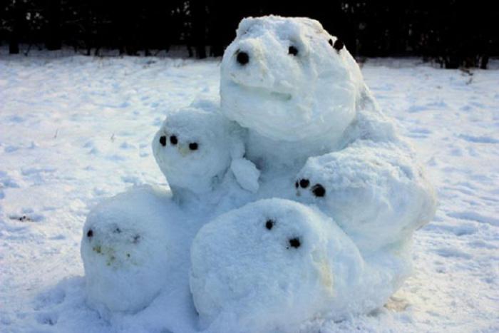 снеговик лепить фото снег зима лепка снежок холодно забавно идеи зимние забавы с детьми семейный отдых на природе зимой