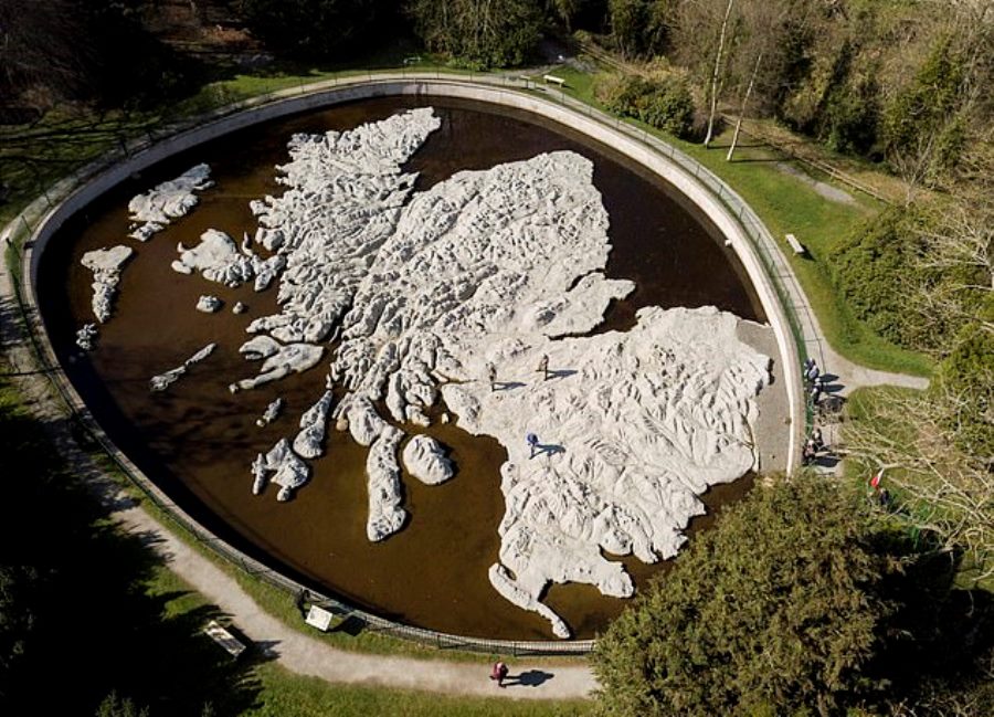 И посмотреть, и потрогать: волонтеры восстанавливают гигантскую 40-летнюю бетонную карту Шотландии