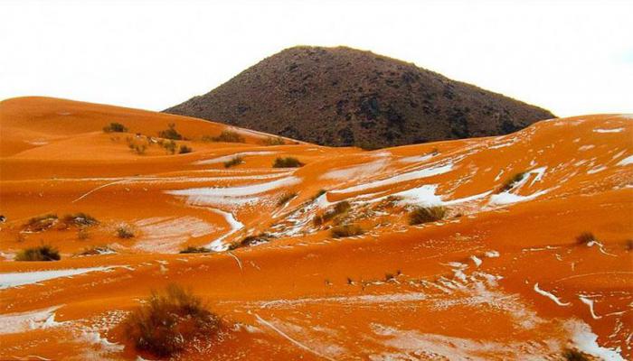 Заснеженные дюны в пустыне Сахара