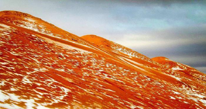 Покрытые снегом дюны вблизи города Айн-Сефра