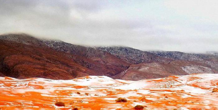 Покрытые снегом дюны вблизи города Айн-Сефра