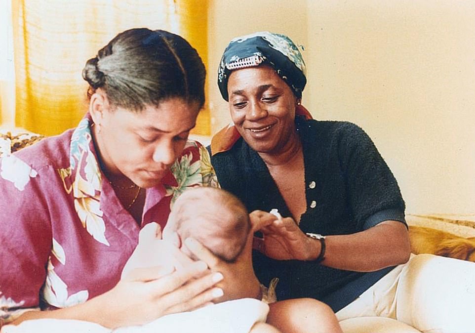 Первые фотосессии крошечной Меган Маркл с мамой и бабушкой
